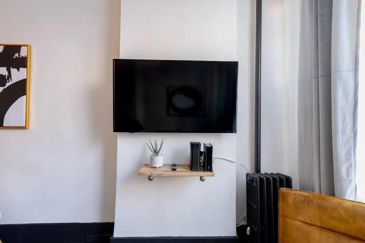 E10-1 Designer East Village Townhouse 1Br New York