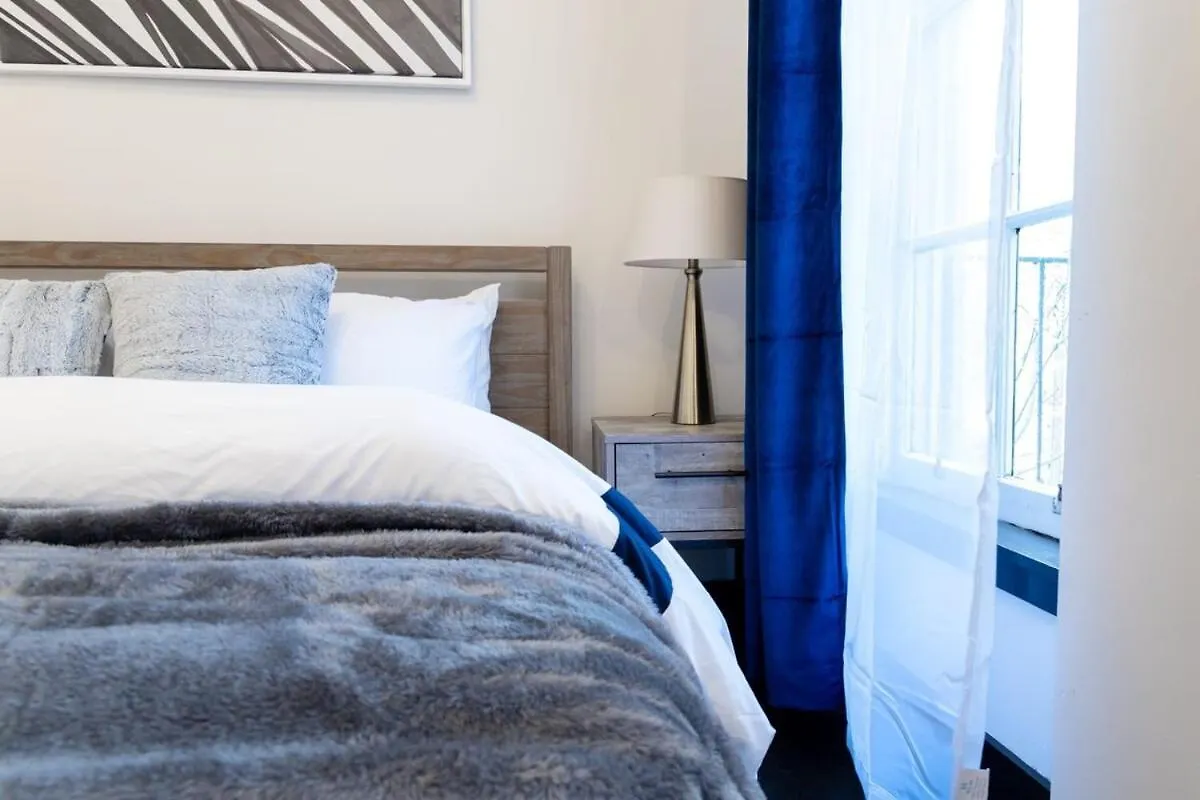 E10-1 Designer East Village Townhouse 1Br New York