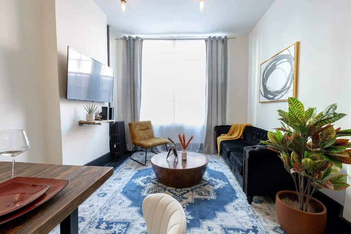 E10-1 Designer East Village Townhouse 1Br New York
